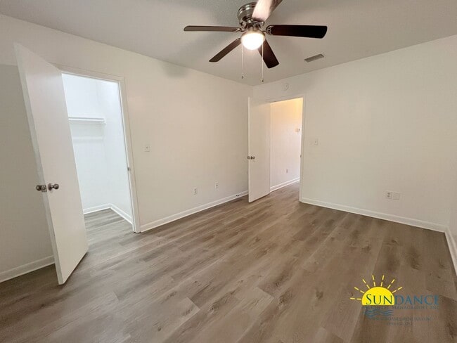 Building Photo - Inviting 2 Bedroom Duplex in Crestview!