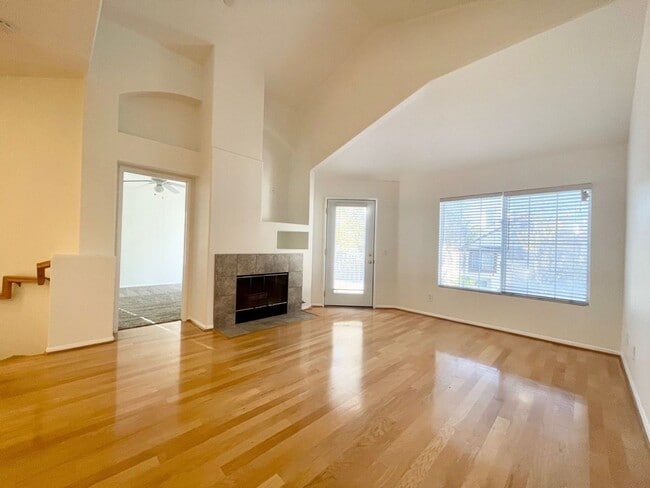 Building Photo - 2 Bedroom 2 Bath Condo with attached garage!