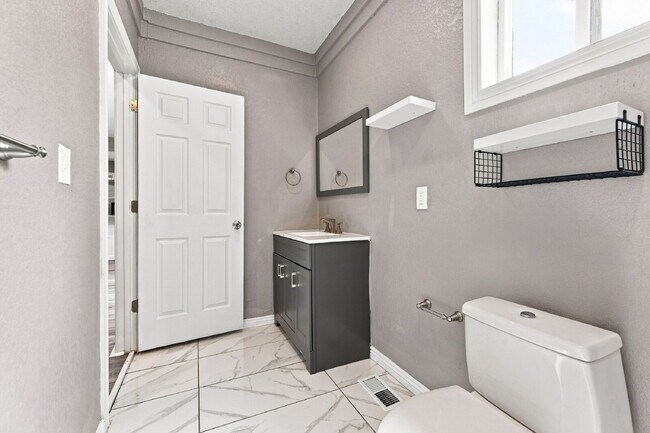 Building Photo - $2,800.95 with $300 Off the first month's rent, 3 Beds - 2 Baths, Single Family Home in Denver wi...