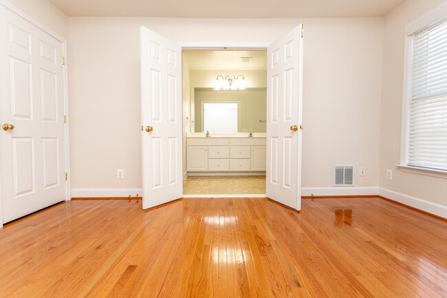 Building Photo - 2443 Huntington Park Dr