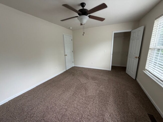 Building Photo - **MOVE IN SPECIAL, 1/2 OFF FIRST MONTHS RENT** 2Bedroom, 1.5 Bath Townhouse
