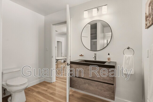 Building Photo - 3007 La Mesa Dr