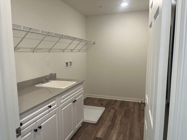 Building Photo - Lake Elsinore 5 Bedroom