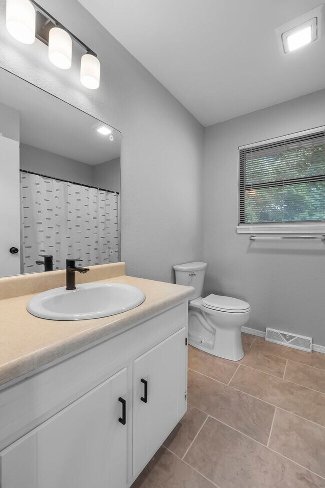 Building Photo - Charming 2-Bedroom Duplex in an Established Neighborhood