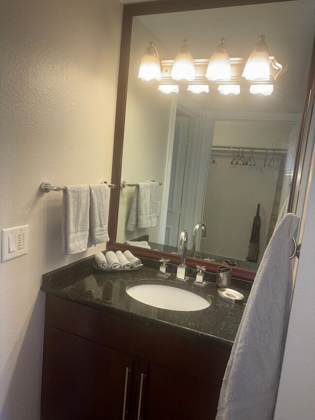 Building Photo - Genoa, fully furnished 2bdr/2bath unit, ov...