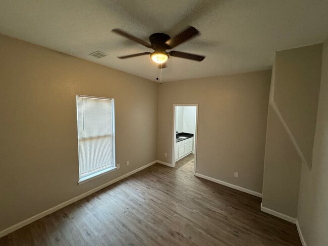 Building Photo - $1195- 3 bed 2 bath Single Family Home