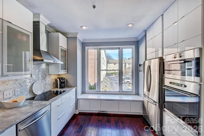 Building Photo - 343 W 7th St