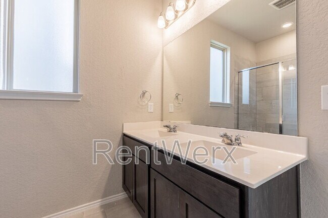 Building Photo - 10110 Jardin Verde