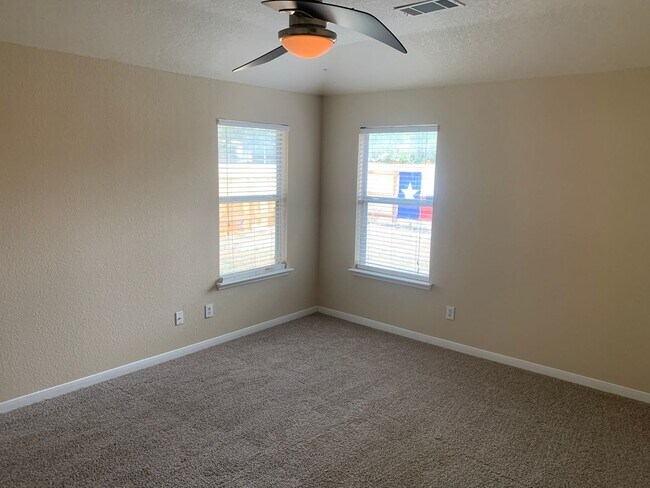 Building Photo - *COMING SOON* Stylish Living in Helotes – 3BR Home with Pool & Park Access!