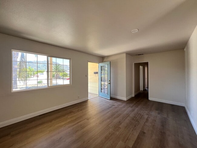 Building Photo - Ventura, West Side Charmer!