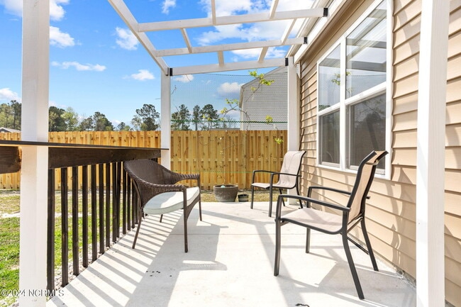Building Photo - 525 Birdsong Dr