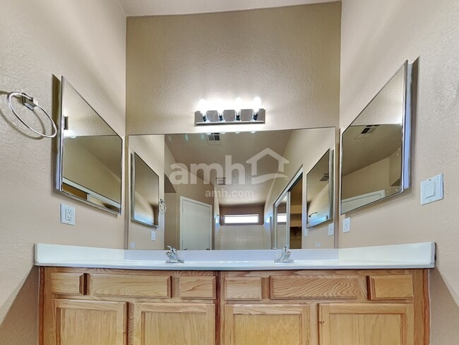 Building Photo - 9318 E Fairfield St