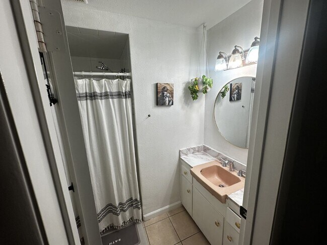 Building Photo - Beautiful Condo close to Memorial and Garces HS