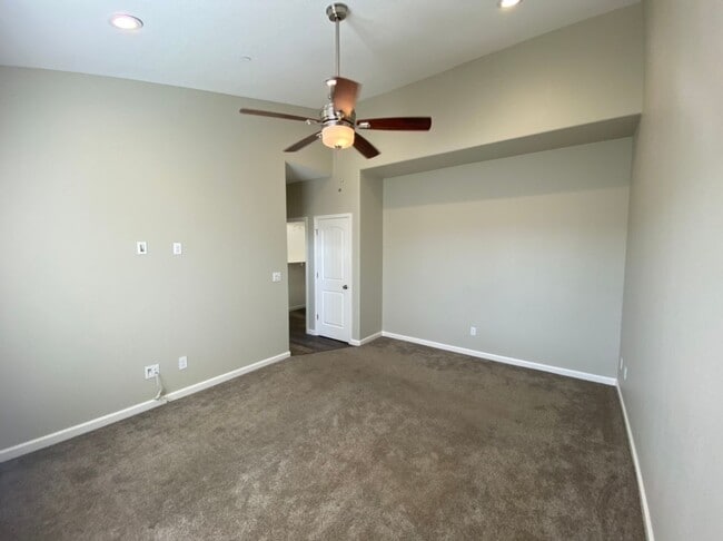 Building Photo - Country property located in Hilmar!