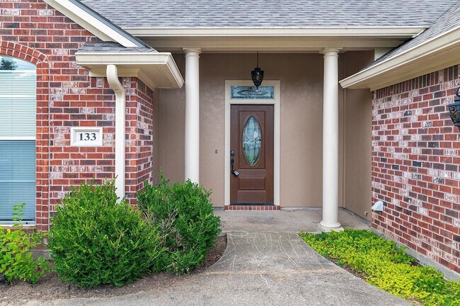 Building Photo - 133 Lone Oak Dr