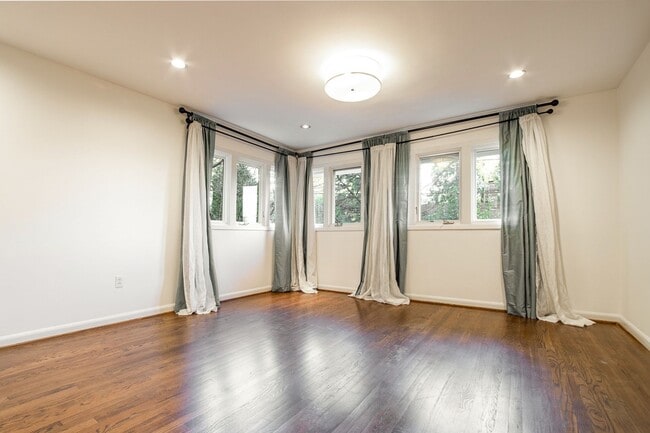Building Photo - Portland Heights Home w/High-End Finishes! Double Range Viking Stove, Granite, Wood Floors, Sun R...