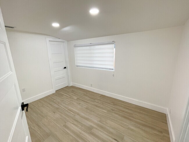Building Photo - 1523 SW 19th Ave