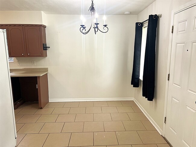 Building Photo - 560 Beverly Dr