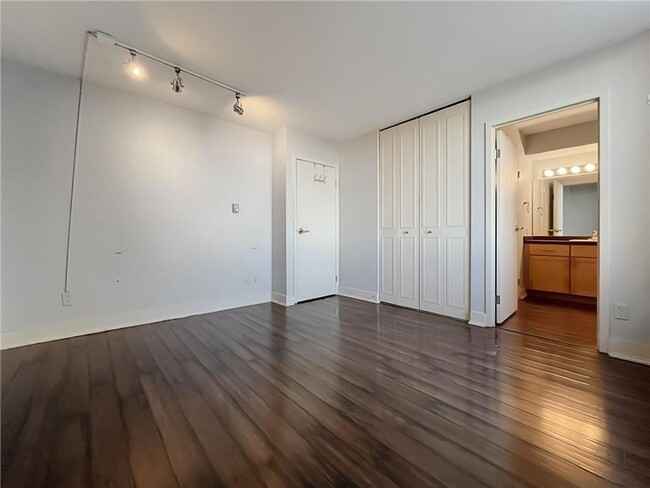 Building Photo - 2 Bedroom / 1.5 Bath Unit in Metropolitan ...