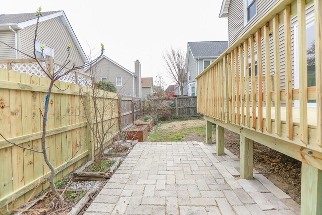 Building Photo - Beautifully renovated 3 bed 2.5 bath home ...