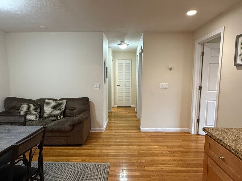 Building Photo - 205 Kent St