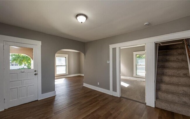 Building Photo - 353 S Maple St