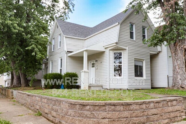Primary Photo - 300 E Michigan St