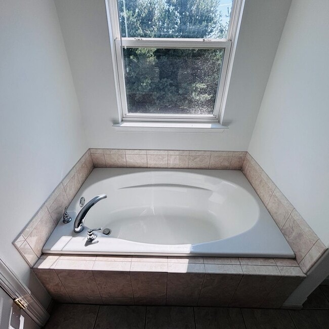Building Photo - Located in the Highgates subdivision in Upper Macungie Township this 3 bedroom, 2.5 bath townhouse