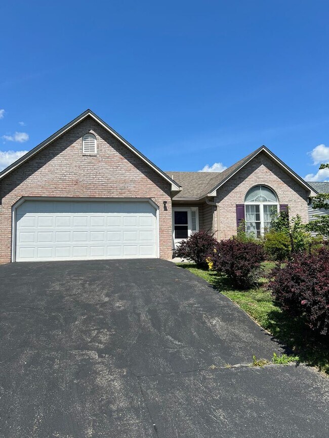 Building Photo - Charming 3-Bedroom Ranch in Quiet NE Roanoke Neighborhood