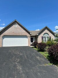 Building Photo - Charming 3-Bedroom Ranch in Quiet NE Roanoke Neighborhood