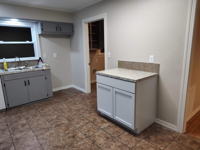 Building Photo - 2025 N 432