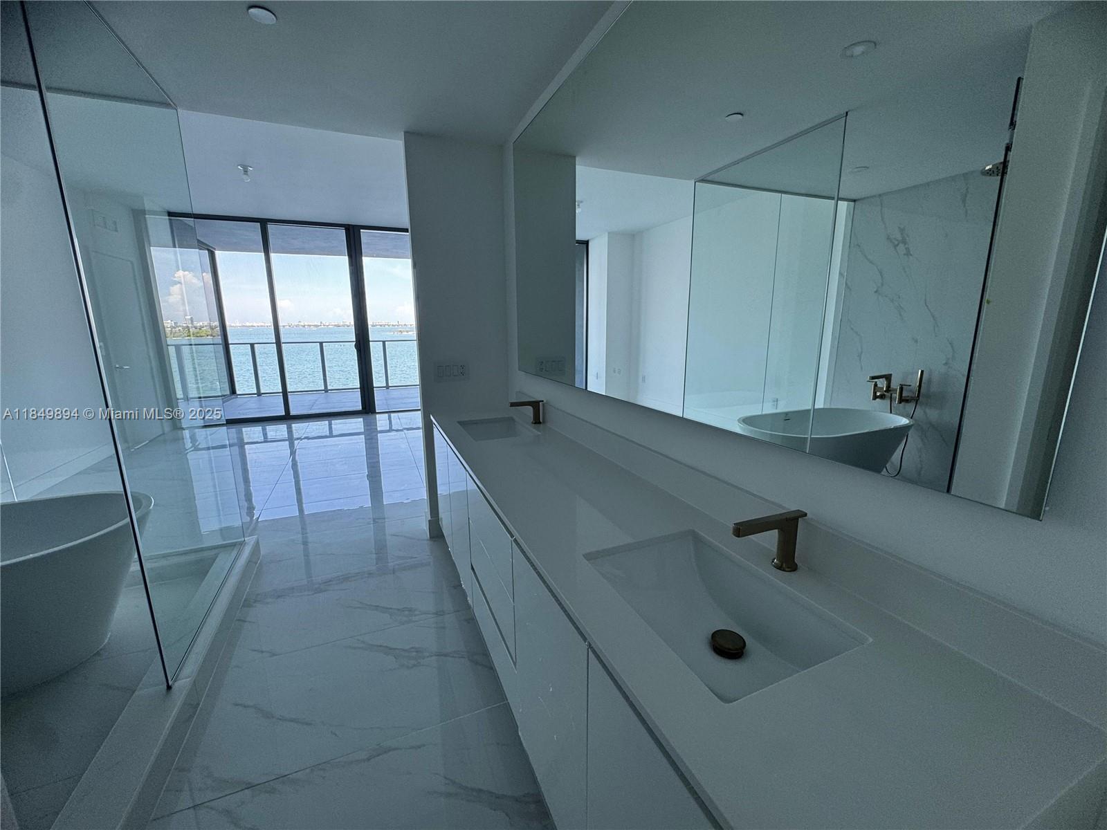 Building Photo - 700 NE 24th St