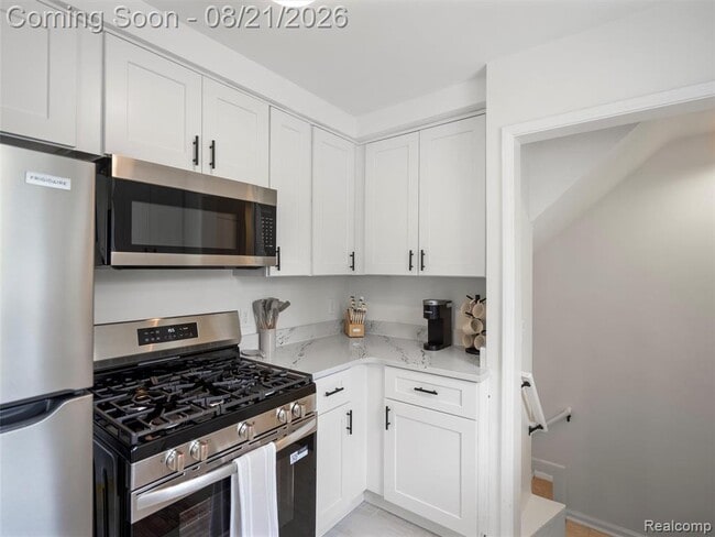 Building Photo - 1027 S Wilson Ave