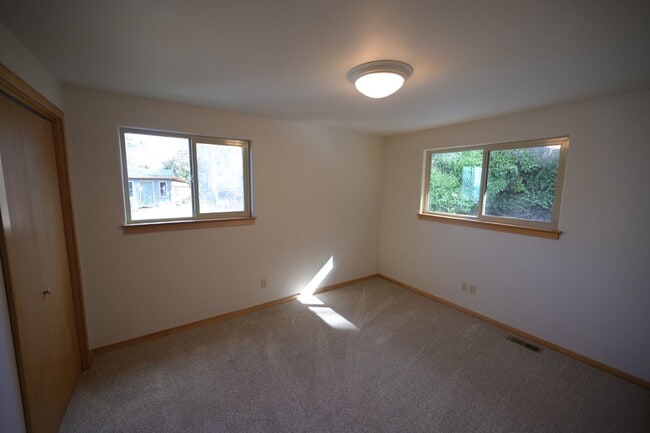 Building Photo - Beautiful water view home in Diamond Point...