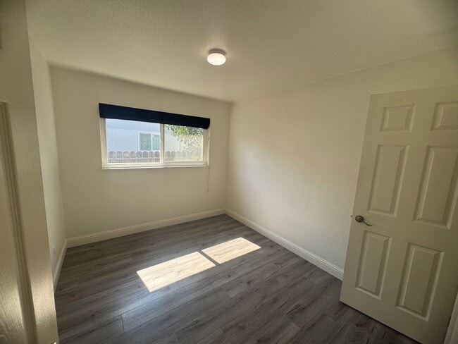 Building Photo - 4 Bedroom Home in Sacramento