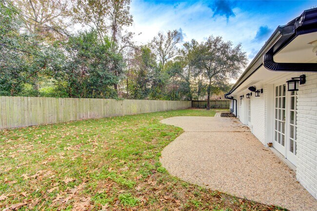 Building Photo - 8439 Westview Dr