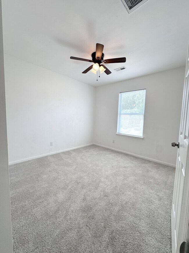 Building Photo - Charming Updated Home in Prime Chesapeake Location – Spacious Layout & Modern Touches!