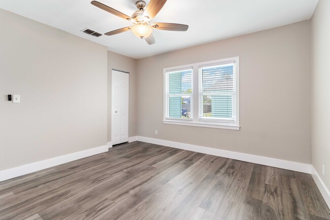 Building Photo - 4020 Miramar Way S