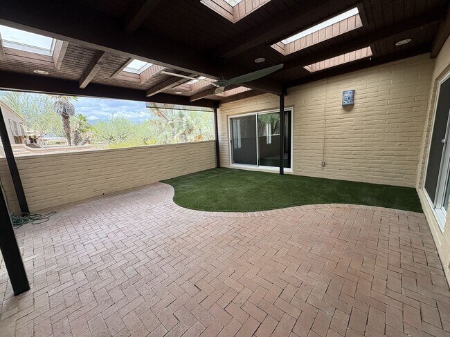 Building Photo - Highly sought community of Colonia Verde