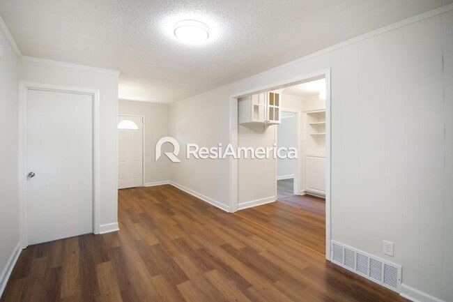 Building Photo - Newly Renovated 4 Bedroom home in Grahamwood!