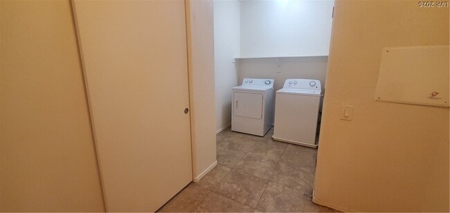 Building Photo - 6868 Sky Pointe Dr