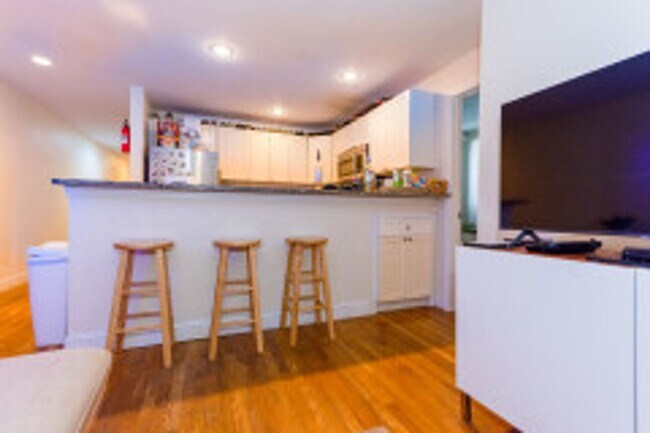 Building Photo - Brookline (BU) 3 BR apartment_9/1/26 (H&HW Included, Parking Available)