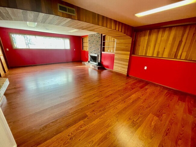 Building Photo - Sprawling 5bd/3bath Split-Level Home | Sto...