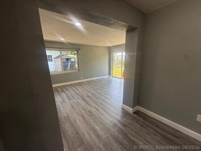 Building Photo - 630 E Dayton Cir