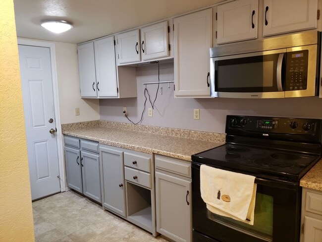 Building Photo - 2 BEDROOM, 2 1/2 BATH TOWNHOME W/2 CAR GAR...