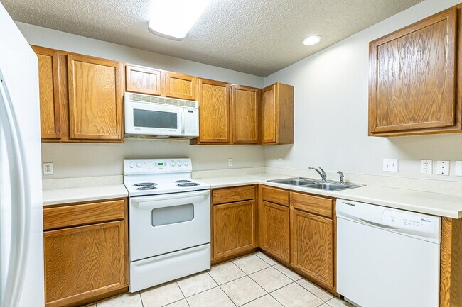 Building Photo - 3 Bedroom Duplex