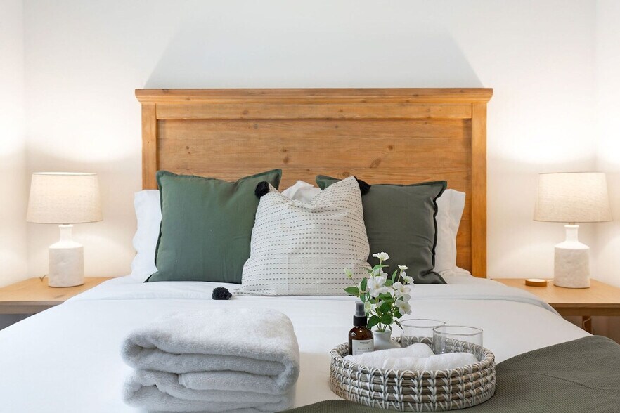 Building Photo - 628 10th Ave E