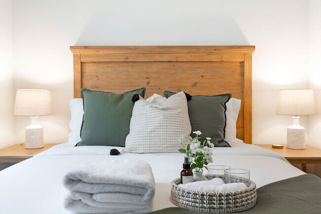 Building Photo - 628 10th Ave E