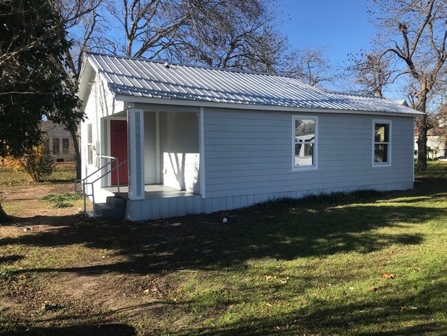 Primary Photo - 406 W Tyson Ave