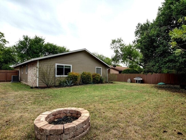 Building Photo - 11108 Applewood Dr